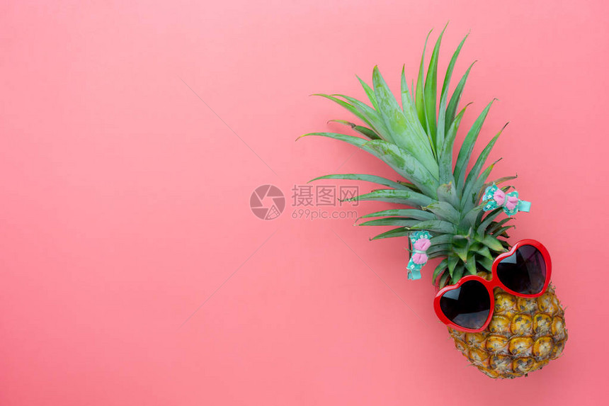 季节背景概念中夏季和旅游海滩假期的桌面视图空中图像季节平铺标志食品对象粉红色纸上的新鲜菠萝文本创意设图片