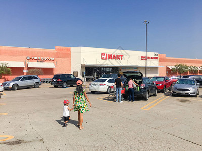连锁超市logo顾客从停车场进入HMart超市一家美国连锁超市背景