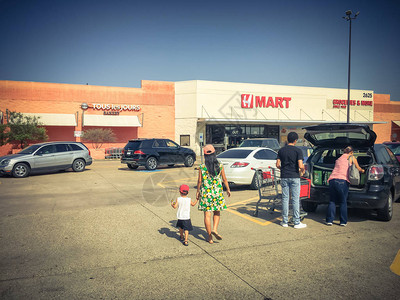 顾客从停车场进入HMart超市一家美国连锁超市图片
