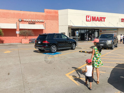 顾客从停车场进入HMart超市一家美国连锁超市图片