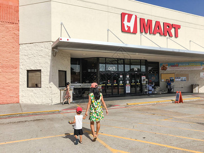 连锁超市logo顾客从停车场进入HMart超市一家美国连锁超市背景