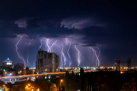 雷电照明和暴风雨在图片