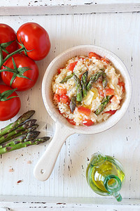 番茄烩饭配绿芦笋西红柿和橄榄油顶视图图片