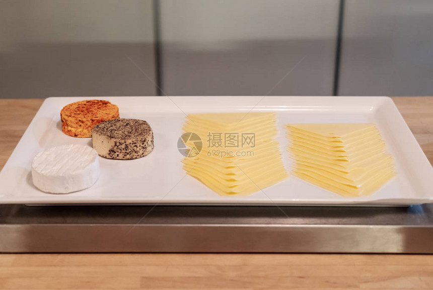 用于开胃菜和食品原料的白托盘上各图片