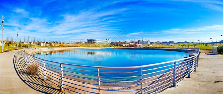 城市景观建筑和可持续公园里的湖现图片