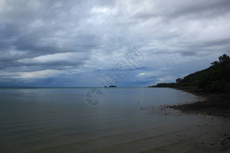 从雨中入海的天空景观图片