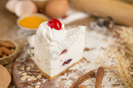 芝士奶油蛋糕配生奶油和樱桃图片