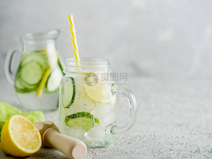 新鲜的夏日饮品健康排毒汽水与柠檬和黄瓜在梅森罐子里健康食品的概图片