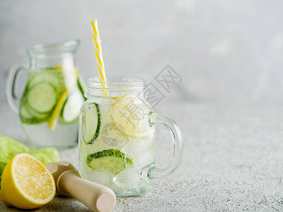 新鲜的夏日饮品健康排毒汽水与柠檬和黄瓜在梅森罐子里健康食品的概图片