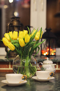 复古房间内部的花瓶里有一束黄色郁金香与花束郁金图片
