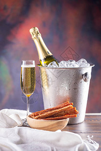 香槟瓶装在桶里冰和香槟杯放图片