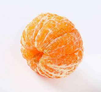 白色背景上的去皮成熟橘子图片