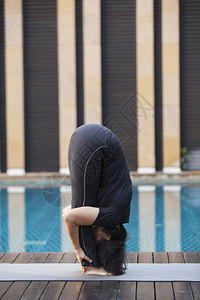 女人练习瑜伽图片