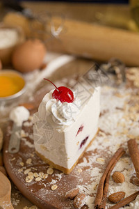 芝士奶油蛋糕配生奶油和樱桃图片