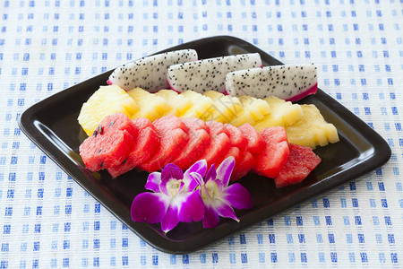 水果盘西瓜菠萝和火龙果图片