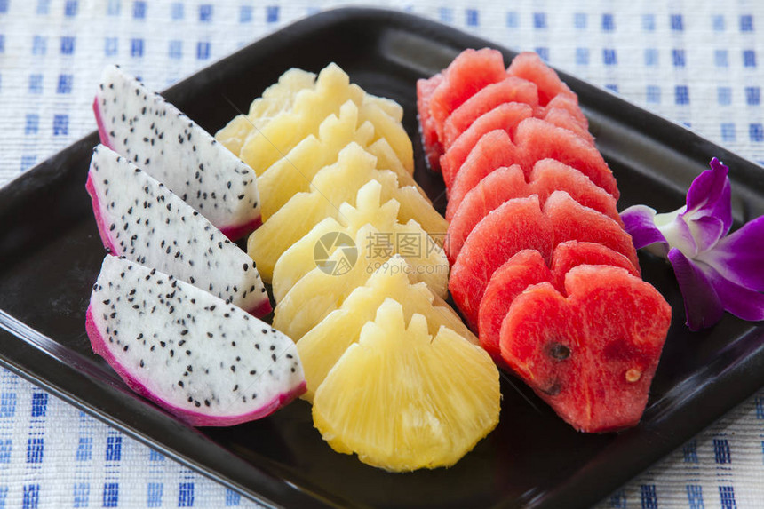 水果盘西瓜菠萝和火龙果图片