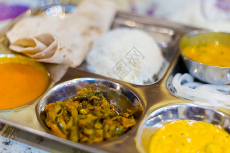 曼谷当地餐厅新准备的辣味印度食品选择图片