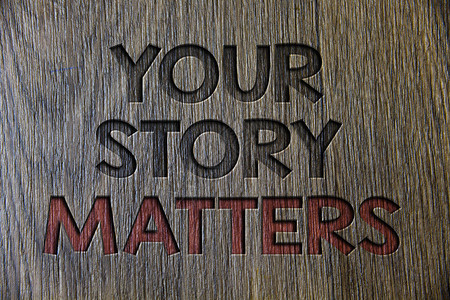 写笔记显示你的故事很重要商业照片展示分享您的经验日记表达感受在木背景黑色雕刻字母的背景图片