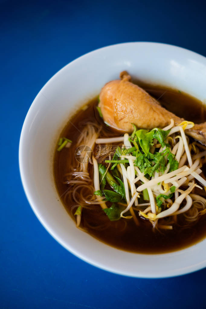 曼谷当地餐厅新鲜烹制的亚洲芳香黑酱油汤蒸肉汤配米粉采用新鲜食材烹制的图片