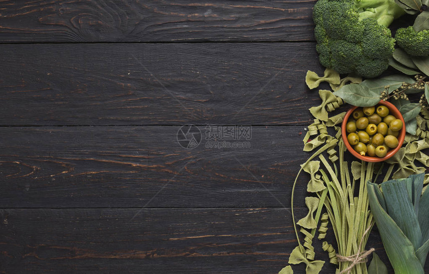 自然色通心粉橄榄西兰花韭菜和月桂叶的框架图片