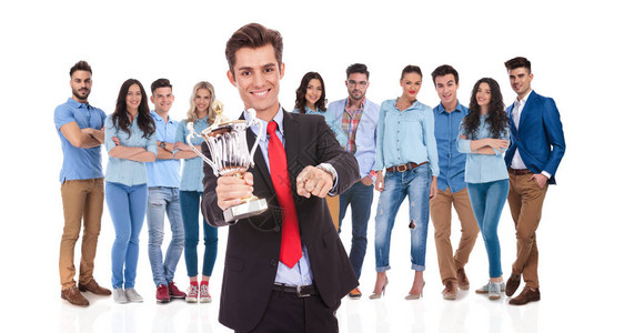 获奖的生意人领袖在拿奖杯时指着你站在白色背景上全身一幅图片