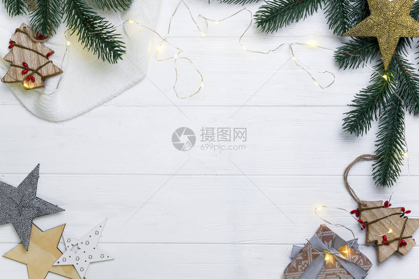 圣诞作品圣诞玩具编织毯子木白色背景的圆形树枝图片