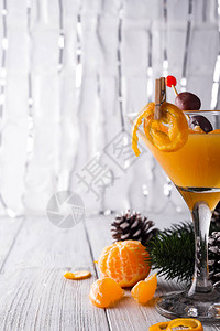 一杯新年或圣诞节的柑橘玛蒂尼图片