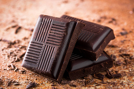 棕色背景上的黑巧克力片背景图片