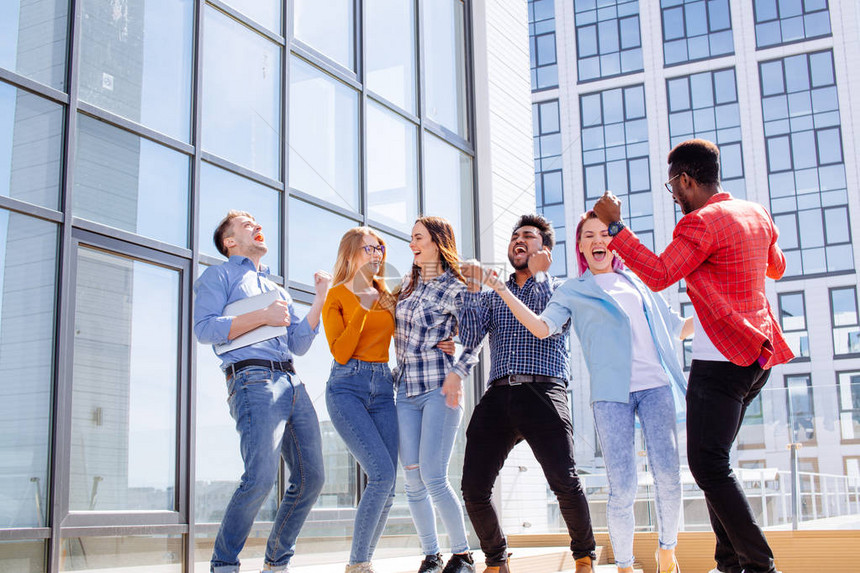 多种族异恋学生群体在屋顶派对上玩乐跳舞图片