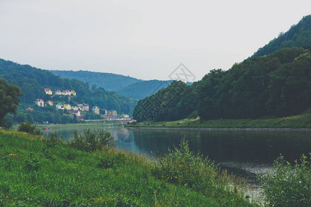 埃尔巴河岸前往瑞士萨克森的柯尼格斯高清图片