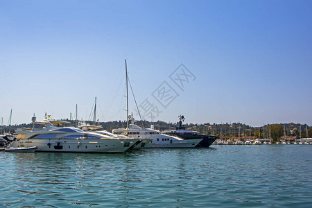 希腊科孚岛码头的豪华帆船停泊图片
