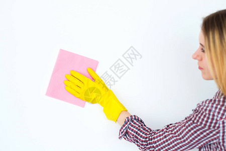 家务和收拾戴黄色橡胶防护手套的妇女清图片