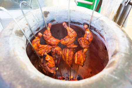 卡梅伦高原当地餐馆的印度烤炉里新鲜配制的马来西面达诺门尼鸡肉图片