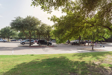 在美国得克萨斯州科佩尔的大型公共停车场停在图片