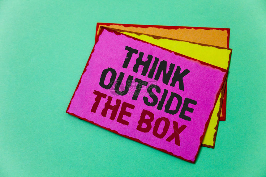 显示在盒子外面思考的书写笔记商业照片展示思考新的和创造解决方案导致成功想法信息传达感受思想图片