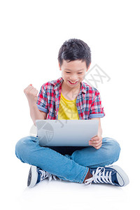 坐在地板上在笔记本电脑上玩游戏的年轻图片