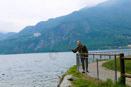 身着迷彩夹克的高加索旅游者站在BanisterLake图片