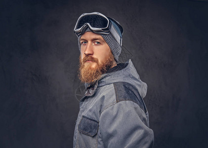 一个红发滑雪板运动员的肖像图片