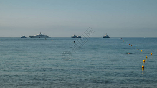 在法国里维埃拉的平静和蓝色地中海中搭乘游艇图片