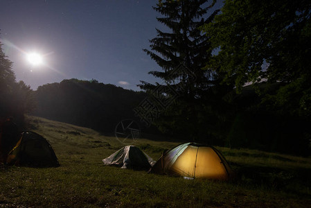 一顶帐篷在满是星的夜空下发光图片