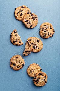 美国饼干和巧克力薯片在蓝背景图片