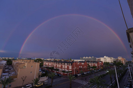 双彩在西班牙埃尔切市的天空上背景图片