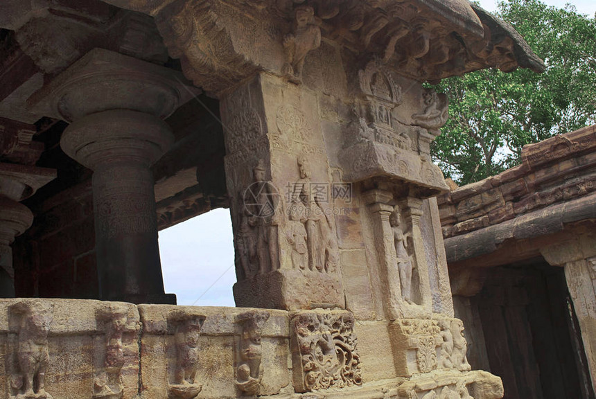 印度卡纳塔克邦帕塔达卡尔的南迪曼达帕维鲁帕克沙寺帕塔达卡尔寺庙群的柱子上雕刻图片