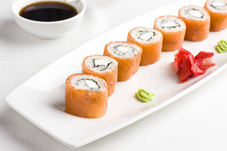 日本寿司卷和三文鱼配有酱油黄图片