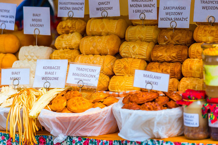 欧赛派克波兰Zakopane市场传统奶酪的杂摊销售背景