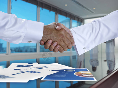 沙特阿拉伯商人握手在会议室达成协图片