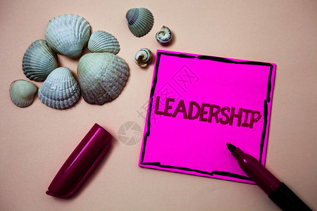 显示领导力的文字符号概念照片能力活动涉及领导一群人或公司墨水标记开盖小贝壳手写图片