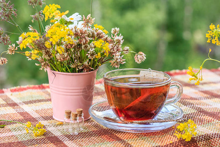 杯茶和野花图片