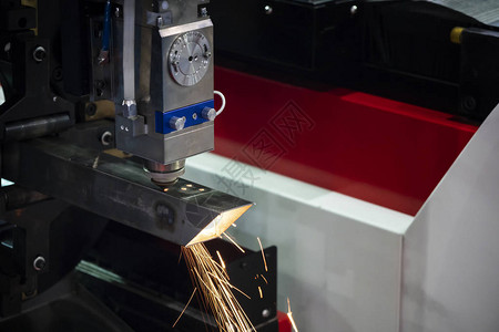 CNC激光切割机在不锈的平方管或子上打洞高图片