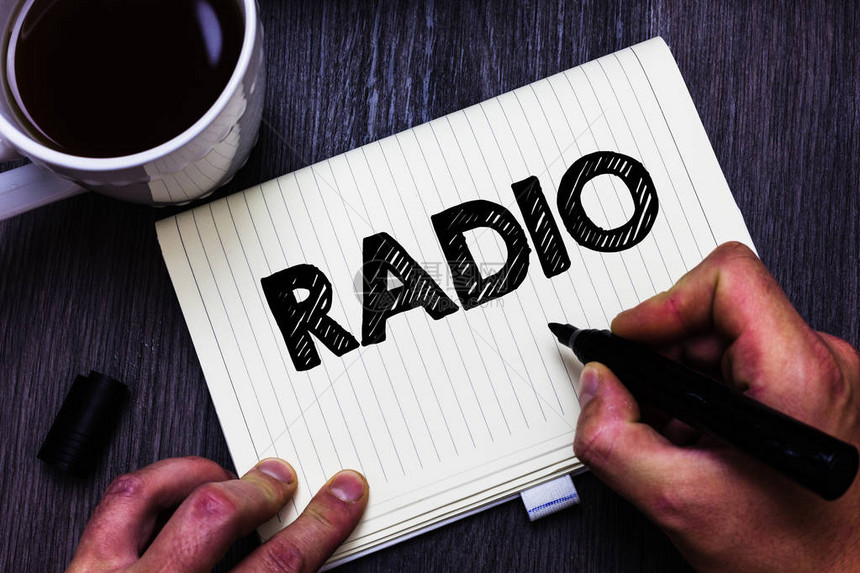 显示收音机的文字符号概念照片用于收听广播节目的电子设备显示黑咖啡白杯纸记图片